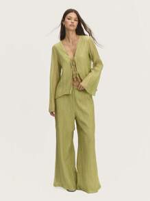 Nöista Pantalones plisados de un elegante silueta en tono verde pastel fluido. Ideales para el verano europeo, reuniones de Pascua o ropa de playa.
