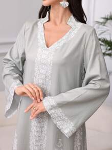 Al Najma 女士阿拉伯风格V领长袖简约时尚连衣裙，端庄，长袍 - 綠色 - 查看 1