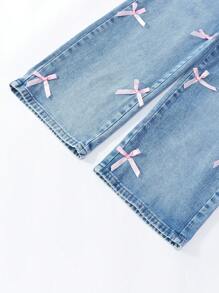 SHEIN Sparklyn Jeans holgados y cómodos de pierna acampanada de estilo ligero y casual con decoración de lazo rosa hecho a mano para niña preadolescente, con un estilo dulce y encantador para vacaciones - Azul lavado medio - Ver 5