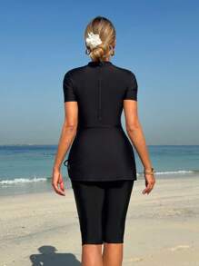 Swim Mulvari Conjunto de 2 piezas de traje de baño elegante y conservador para damas - Top de cuello redondo pequeño con cinturón tejido dorado y cordón, y pantalón de baño tipo burkini de unicolor de 5 puntos