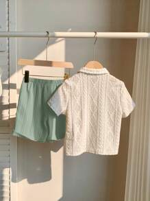 SHEIN 2 件套年轻男孩休闲学院风百搭白色纯色镂空柔软针织圆领短袖上衣和撞色下摆卡其短裤，舒适春夏日常、学校、旅行、度假装 - 綠色 - 查看 2