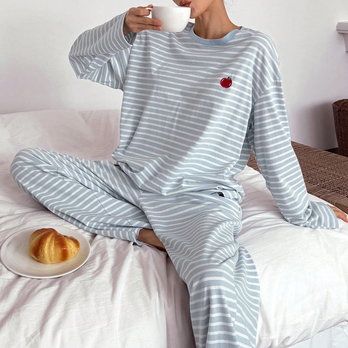 Conjunto de pijama holgado de 2 piezas con decoración de rayas y patrón de manzana para mujer, ropa de primavera, otoño e invierno