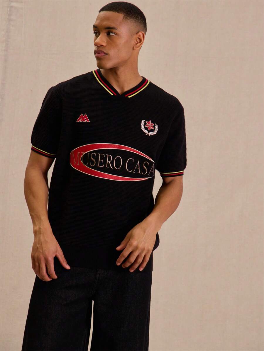 Musero Camiseta de fútbol con cuello en V y parche tejido con eslogan para hombres - Negro - Ver 1