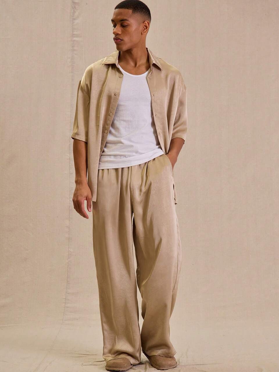 T-shirt à manches courtes, col rond, imprimé graphique, style boxy. Indispensable pour le printemps et l'été. Streetwear