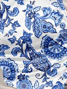 Soleia Blusa asimétrica de hombro con estampado retro de paisley en azul, ideal para vacaciones de verano