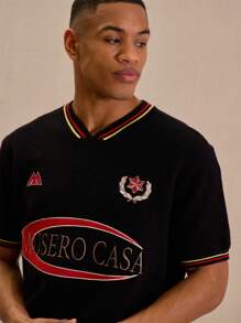 Musero Camiseta de fútbol con cuello en V y parche tejido con eslogan para hombres - Negro - Ver 4