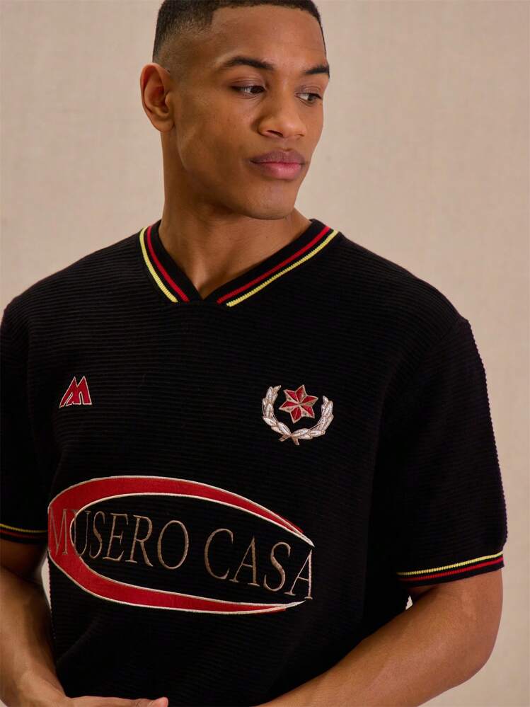 Musero Camiseta de fútbol con cuello en V y parche tejido con eslogan para hombres - Negro - Añade 4