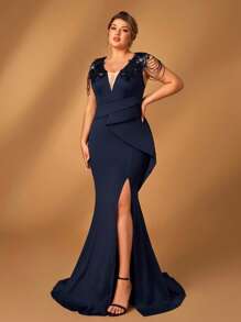 Serin Elegantes Abendkleid in Marineblau für große Größen mit V-Ausschnitt, Applikationen an den Schultern, Rüschensaum, hohem Schlitz und Meerjungfrau-Silhouette mit Schleppe für Mütter