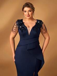 Serin Elegantes Abendkleid in Marineblau für große Größen mit V-Ausschnitt, Applikationen an den Schultern, Rüschensaum, hohem Schlitz und Meerjungfrau-Silhouette mit Schleppe für Mütter