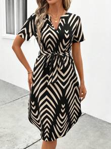 SHEIN Clasi 女士优雅通勤休闲几何图案 V 领收腰宽松短袖迷你连衣裙 - 黑色 - 查看 6