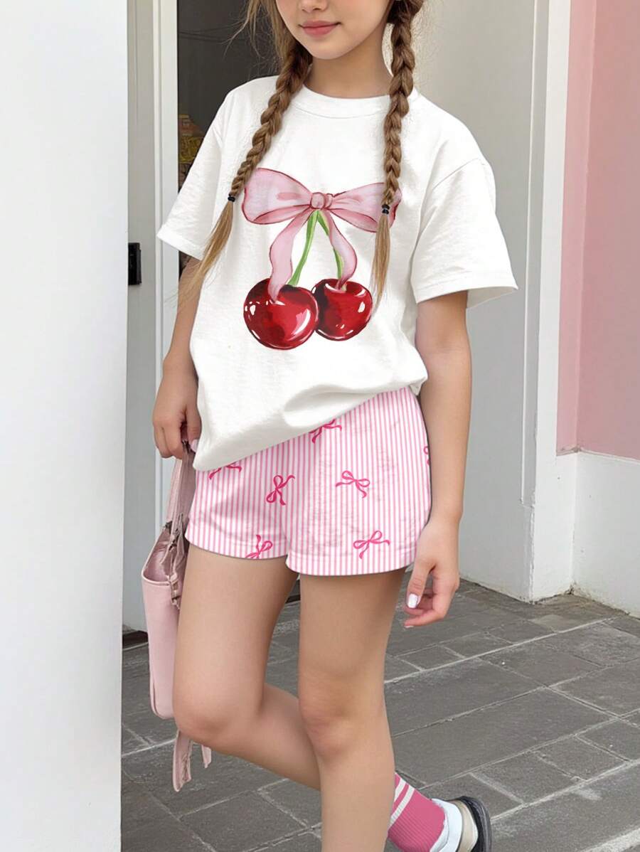 SHEIN 2 件套年轻女孩休闲简约樱桃蝴蝶结印花短袖圆领 T 恤和条纹蝴蝶结短裤,芭蕾舞者风格,适合夏季 - 彩色 - 查看 1