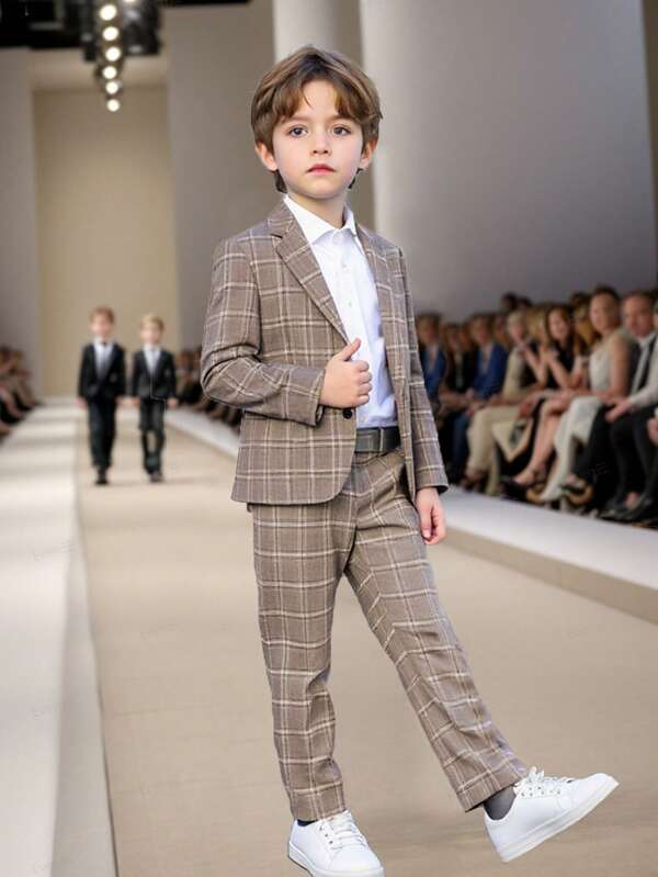 2pcs/Set Young Boy Plaid Suit Jacket And Pants. Made Of Soft, Pilling-Resistant And Shrink-Resistant Fabric, The Fitted Jacket Has A Neat And Casual Look, And The Elastic Waist Pants Are Adjustable, Suitable For Kids To Wear To Parties, Weddings, And School In Spring, Autumn And Winter.