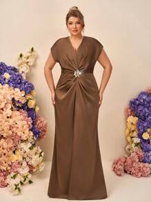 SHEIN Belle Plus Size Elegant Romantic V-Neck Pleated Waist Metal Buckle Decor Short Sleeve Split A-Line Bridesmaid Dress, Coffee Color - Coffee - View 1