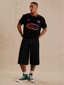 Musero Camiseta de fútbol con cuello en V y parche tejido con eslogan para hombres - Negro - Ver 5