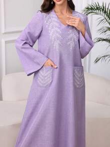 Al Najma 女士植物刺绣双口袋长袖休闲阿拉伯风格连衣裙，朴素的卡夫坦 - 紫色 - 查看 1