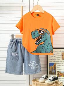 SHEIN 2 bucăți/Set Băiețel Copii Comozi și Casual Zilnic Drăguț Dinozaur Model Portocaliu Tricotat Top Tricou cu mâneci scurte și Set de pantaloni scurți din denim, Potrivit pentru anotimpurile de primăvară și vară, viața de zi cu zi, sport, campus, adunări, festivaluri, spectacole, fotografie, sezonul înapoi la școală