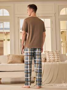 Manfinity Underwear&Sleepwear Basics Conjunto casual en casa de camiseta de cuello redondo de manga corta y pantalón a cuadros para hombre