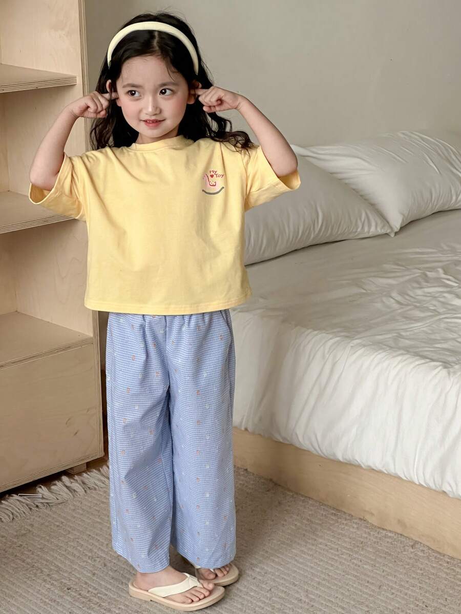 Dazy Kids 女孩年轻女孩秋季服装套装：圆领针织全身印花短袖 T 恤 + 全身印花长裤家居服 - 黃色 - 查看 1