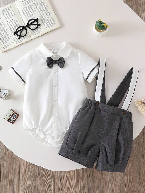 Souflis Souflis 2 件套男婴绅士装，包括 1 件白色领蝴蝶结按扣短袖连体衣和 1 件可调节吊带松紧腰短裤，适合节日派对、晚会、婚礼、洗礼、典礼、生日等正式场合，适合 3 个月至 2 岁的男孩