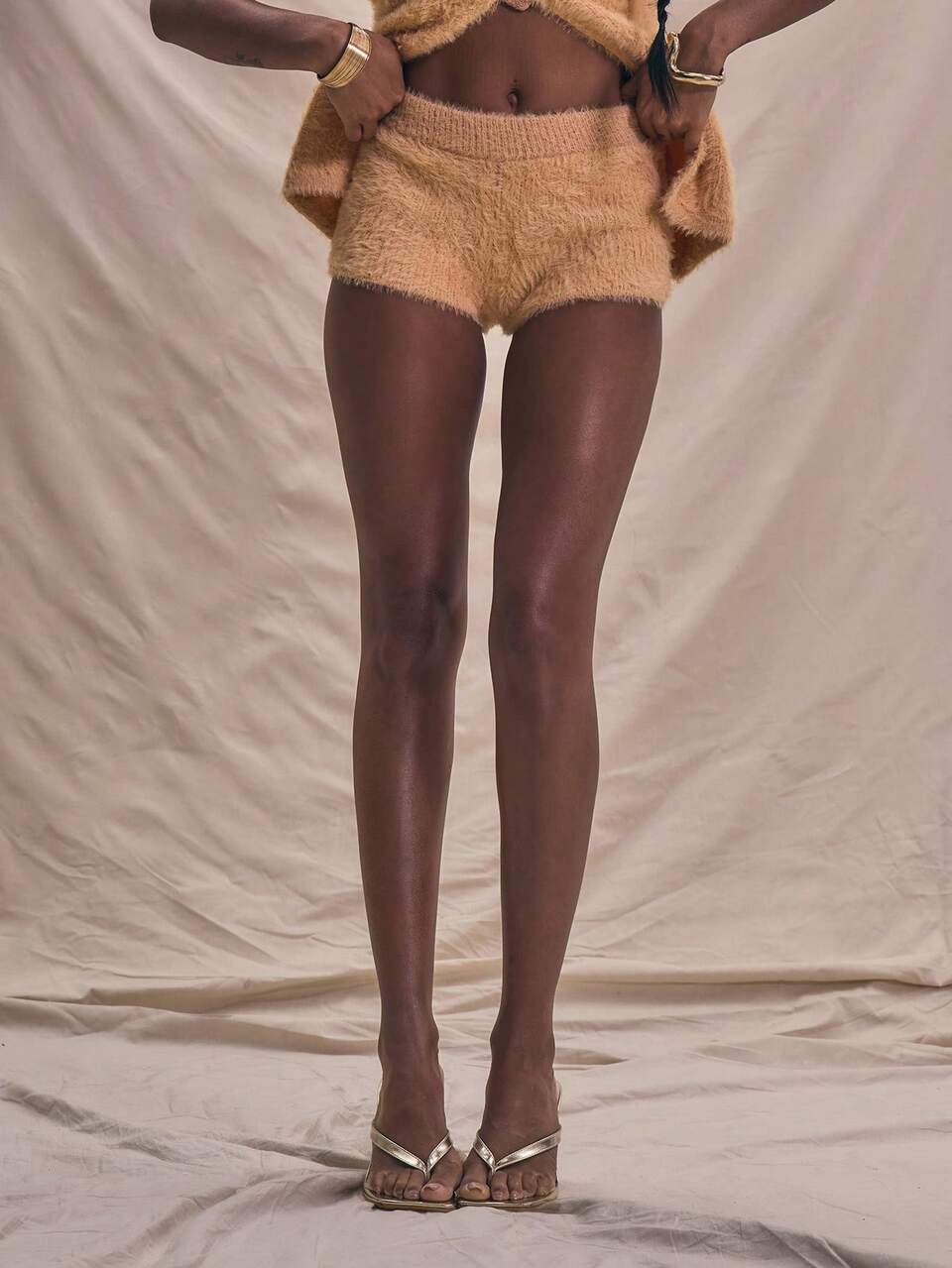 Shorts mini in maglia soffice, adatti per le vacanze estive in stile boho. Abbigliamento da spiaggia estivo, elegante e casual per le vacanze