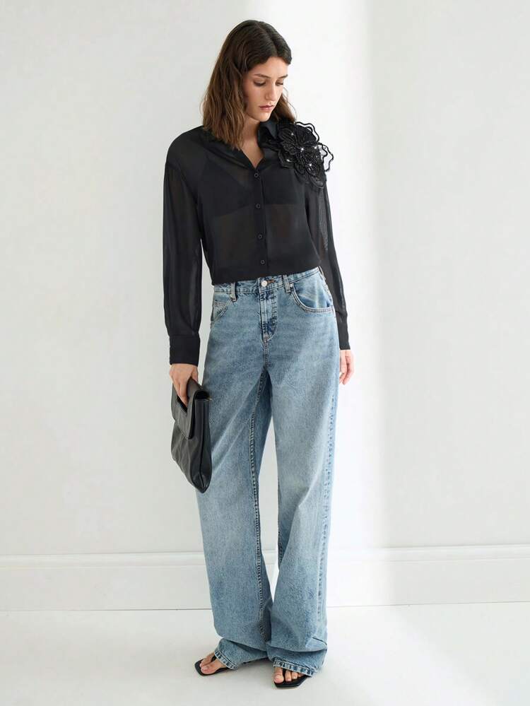 SHEIN Maija Chemise longue à manches longues pour femmes, noire et transparente, avec ornements floraux et boutons devant. Design sexy pour les festivals de musique et l'été. Décontracté chic pour les femmes pour les brunchs, les aéroports et les occasions d'affaires décontractées en été.