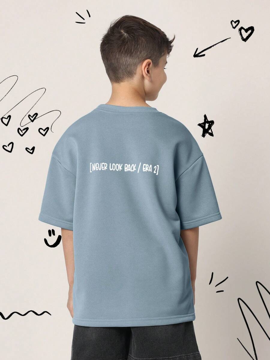 SUMWON Camiseta de ajuste relajado tipo streetwear de la Era "Never Look Back" 2, para verano, casual, de manga corta, con texto de declaración de estilo de vida urbano y moda - Neblina azul - Ver 1