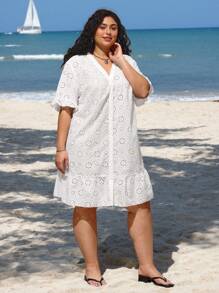 SHEIN CURVE+ فستان شاطئ أبيض من القماش مناسب للمقاسات الكبيرة مزين بالتطريز، مناسب لرحلات الشاطئ في الصيف