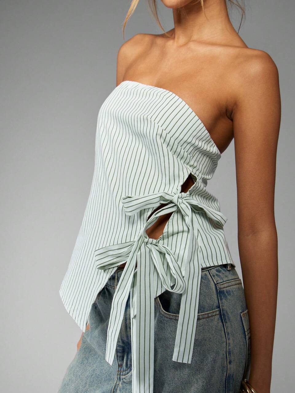 MISSGUIDED Top bandeau sans bretelles à rayures avec détails de liens sur les côtés. Longueur crop été. Tenue chic pour le jour et la nuit, club, fête, festival. Parfait pour Noël.