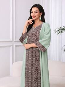 Al Najma 女式几何印花镂空V领七分袖阿拉伯风格连衣裙，端庄大方 - 綠色 - 查看 4