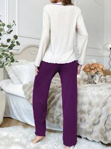 Conjunto de pijama de top de manga larga y pantalones largos con textura de punto y contraste de color acogedor