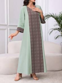 Al Najma 女式几何印花镂空V领七分袖阿拉伯风格连衣裙，端庄大方 - 綠色 - 查看 2