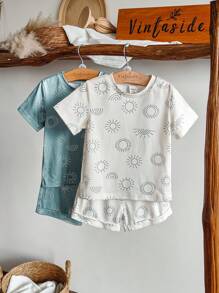 Vintaside Kids Conjunto de 4 piezas para bebé niño con camiseta de manga corta de cuello redondo y shorts de verano, fabricado en tela de punto, versión holgada, en estilo beige y verde grisáceo, fresco y versátil, de estilo de moda sencillo. La camiseta de cuello redondo y manga corta es cómoda y generosa, los shorts son holgados y con forma. La camiseta y los shorts están equipados con estampados de sol, llenos de vitalidad y diversión. Adecuado para deportes, ocio en casa, parque de diversiones, deportes, fotos padres-hijos, fiestas y talla grande.