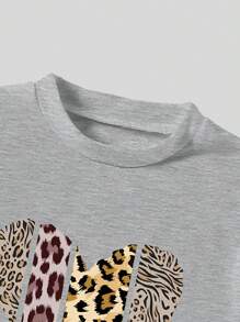 SHEIN 年轻女孩字母心豹纹圆领短袖 T 恤和工装裤套装 - 彩色 - 查看 3