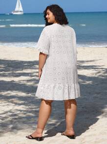 SHEIN CURVE+ فستان شاطئ أبيض من القماش مناسب للمقاسات الكبيرة مزين بالتطريز، مناسب لرحلات الشاطئ في الصيف