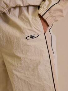 SHEIN X ELOISA & ORSON Musero Pantalones cortos de chándal con panel de concha y logotipo "M" para hombres
