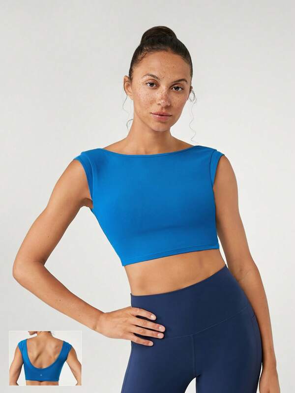 GLOWMODE Camiseta recortada con diseño de FeatherFit™, mangas con capucha, abertura en la espalda en U y dobladillo con abertura lateral para yoga de impacto bajo y uso diario