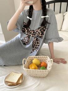 SHEIN Dozemod 青少年女孩休闲豹纹蝴蝶结图案圆领荷叶边下摆宽松睡袍 - 灰色 - 查看 4