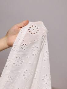 SHEIN CURVE+ فستان شاطئ أبيض من القماش مناسب للمقاسات الكبيرة مزين بالتطريز، مناسب لرحلات الشاطئ في الصيف