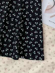 SHEIN 2 件套少女白色针织修身短款 T 恤和黑色蝴蝶结碎花吊带背心连衣裙，休闲度假舒适家居服，适合春夏，清新女孩造型 - 黑與白 - 查看 3