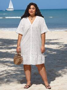 SHEIN CURVE+ فستان شاطئ أبيض من القماش مناسب للمقاسات الكبيرة مزين بالتطريز، مناسب لرحلات الشاطئ في الصيف