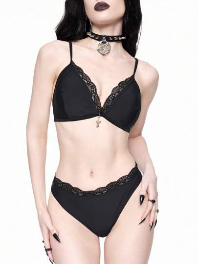 Ensemble de bikini gothique pour femmes avec contraste de dentelle, avec un Top triangle en dentelle de couleur unie et un pendentif en croix décoratif. pour les festivals de musique et Halloween
