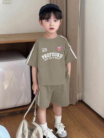 Dazy Kids 2 件套年轻男孩字母印花圆领落肩 T 恤和短裤休闲装，返校服