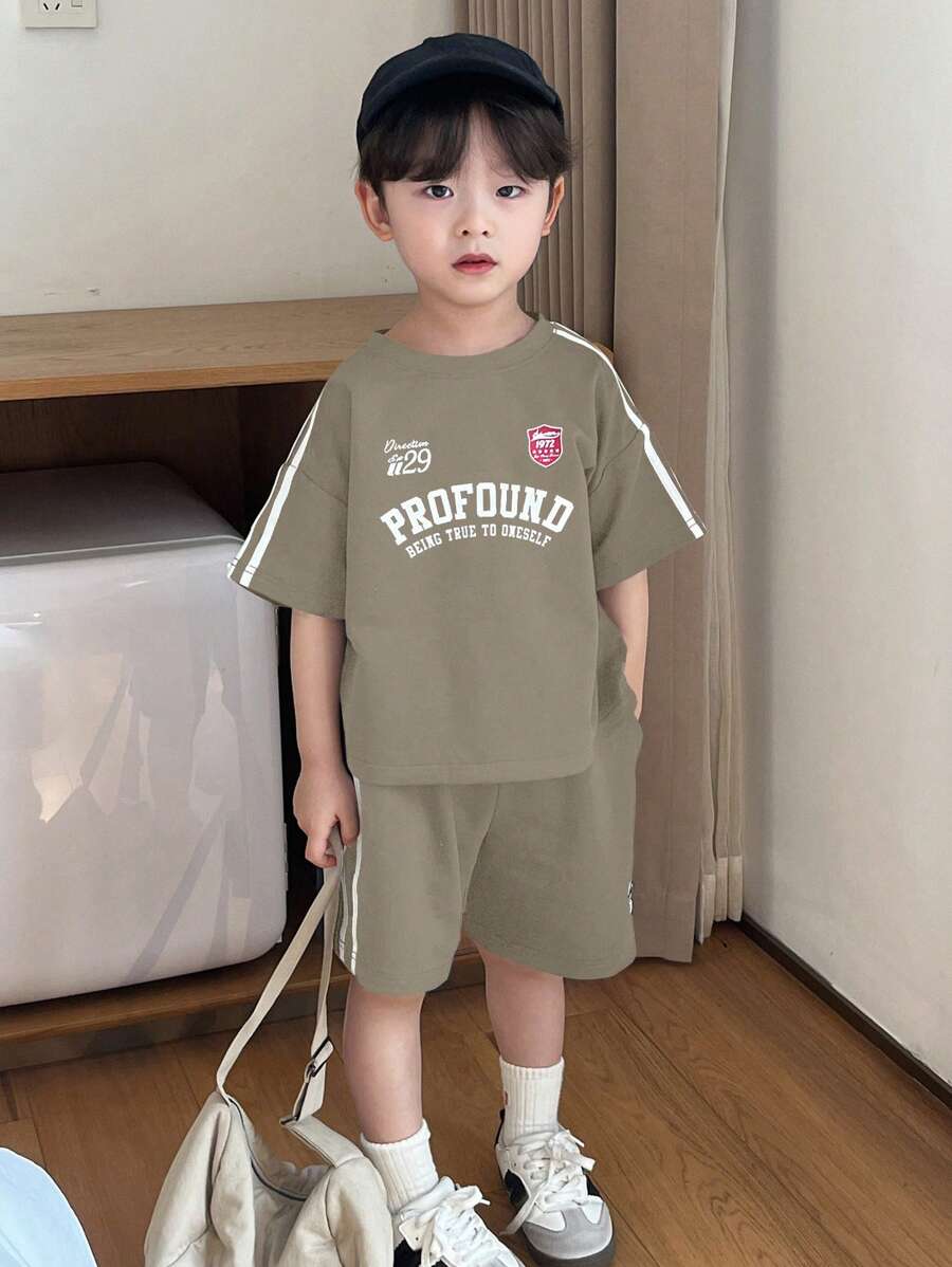 Bộ 2 áo thun cổ tròn hở vai in chữ cho bé trai và quần short trang phục thường ngày, quần áo trở lại trường - Màu Khaki - Xem 1