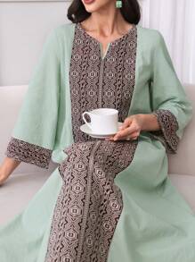 Al Najma 女式几何印花镂空V领七分袖阿拉伯风格连衣裙，端庄大方 - 綠色 - 查看 1