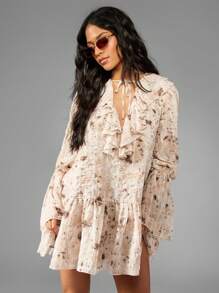 MISSGUIDED Vestido mini de gasa texturizada con volantes, escote en V, manga larga, diseño etagé, efecto smocked, para invitada a boda, primavera y verano, estilo bohemio