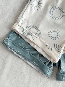 Vintaside Kids Conjunto de 4 piezas para bebé niño con camiseta de manga corta de cuello redondo y shorts de verano, fabricado en tela de punto, versión holgada, en estilo beige y verde grisáceo, fresco y versátil, de estilo de moda sencillo. La camiseta de cuello redondo y manga corta es cómoda y generosa, los shorts son holgados y con forma. La camiseta y los shorts están equipados con estampados de sol, llenos de vitalidad y diversión. Adecuado para deportes, ocio en casa, parque de diversiones, deportes, fotos padres-hijos, fiestas y talla grande.