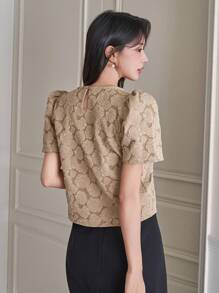 DAZY 女士纹理圆领短袖铆钉 T 恤，适合办公室穿着 - 卡其色 - 查看 2