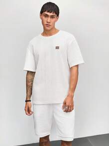 Manfinity VCAY 男女款休闲针织提花仿皮贴饰宽松落肩圆领短袖 T 恤，适合日常穿着 - 白色 - 查看 1