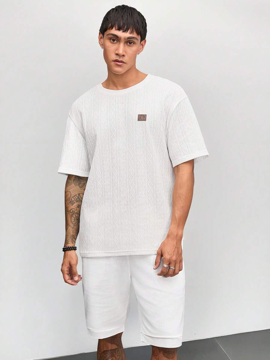 Manfinity VCAY 男女款休闲针织提花仿皮贴饰宽松落肩圆领短袖 T 恤，适合日常穿着 - 白色 - 查看 1