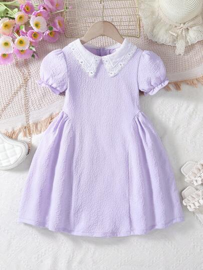 少女夏日清新淡蓝色泡泡短袖连衣裙，搭配白色蕾丝领子。连衣裙柔软舒适，非常适合炎热的夏日。经典的淡蓝色让您看起来清新明亮，而泡泡短袖则增添了俏皮可爱的感觉。白色蕾丝领子优雅